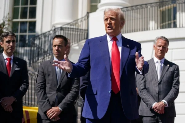 International Trade News Update – April 10, 2025 Tổng thống Mỹ Donald Trump xuất hiện trước Nhà Trắng sau khi thông báo hoãn thuế Ảnh Reuters